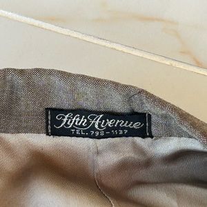 Stylish, used sport coat. Perfect and just in time for summer. Sam’s Fifth Ave.